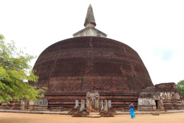 Rankoth Vehera Polonnaruwa antik kent çevresinde. Sri Lanka'da Ağustos 2018 alınan.