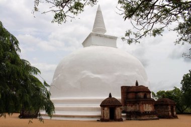 Kiri Vehera, Polonnaruwa antik kenti çevresinde pek çok dışında bir büyük stupa. Sri Lanka'da Ağustos 2018 alınan.