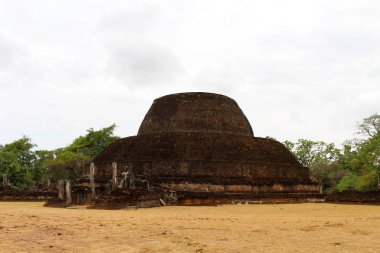 Polonnaruwa antik kenti, Pabalu Vehera (Mermer Tapınak) Stupa. Sri Lanka'da Ağustos 2018 alınan.