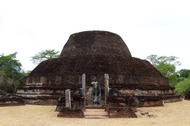 Polonnaruwa antik kenti, Pabalu Vehera (Mermer Tapınak) Stupa. Sri Lanka'da Ağustos 2018 alınan.