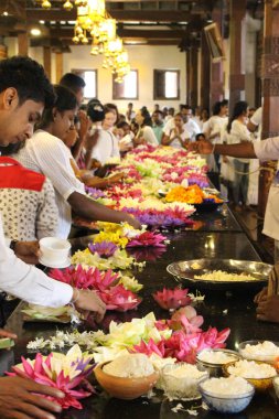 İnsanların önünde relic Tapınağı kutsal diş Kandy içinde belgili tanımlık teklif etmek hazırlamak. Sri Lanka'da Ağustos 2018 alınan.