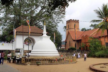 Çeviri: Kandy Kutsal diş Tapınağı çevresinde beyaz bir stupa. Sri Lanka'da Ağustos 2018 alınan