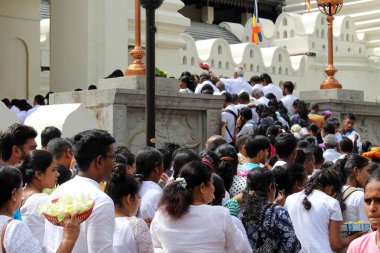 Girme ve Kandy Kutsal diş Tapınağı'nda dua hacı. Sri Lanka'da Ağustos 2018 alınan.