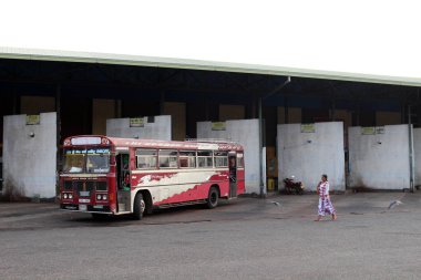 Çeviri: Sigiriya için sabah gidiş Dambulla otobüs terminali. Sri Lanka'da Ağustos 2018 alınan.