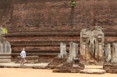 Rankoth Vehera Polonnaruwa antik kent çevresinde. Sri Lanka'da Ağustos 2018 alınan.