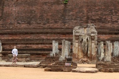 Rankoth Vehera Polonnaruwa antik kent çevresinde. Sri Lanka'da Ağustos 2018 alınan.
