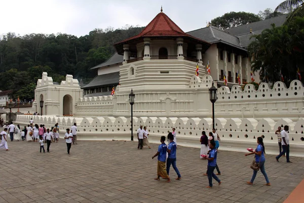 Gente Peregrinos Alrededor Del Templo Del Diente Sagrado Kandy Tomado — Foto de Stock