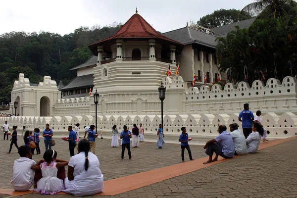 Gente Peregrinos Alrededor Del Templo Del Diente Sagrado Kandy Tomado — Foto de Stock