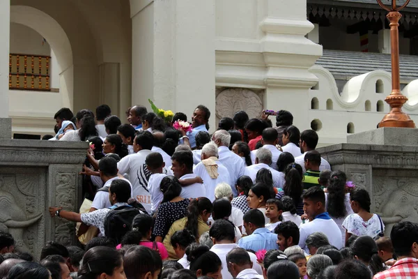 Pilgrims Entering Praying Temple Sacred Tooth Kandy Taken Sri Lanka — Stock Photo, Image