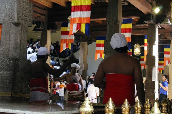 Hombre Con Flauta Ritual Templo Del Diente Sagrado Kandy Tomado — Foto de Stock