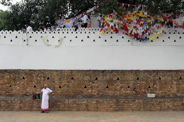 Una Familia Peregrinos Descansando Alrededor Del Templo Del Diente Sagrado — Foto de Stock