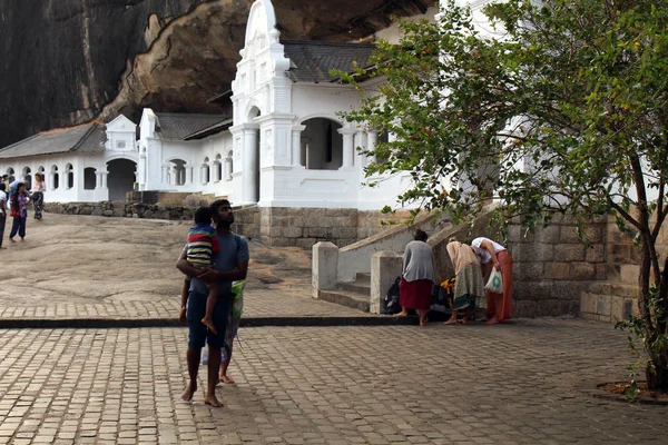 Människor Pilgrimer Och Turister Runt Dambulla Cave Temple Tagit Srilanka — Stockfoto