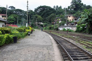 Çeviri: eski Peradeniya Tren İstasyonu çevresinde (1867), Ella ile Kandy giderken. Sri Lanka'da Ağustos 2018 alınan.