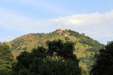 Yeşil çay plantasyon Ella çevresinde ortasında bir tapınak. Sri Lanka'da Ağustos 2018 alınan.