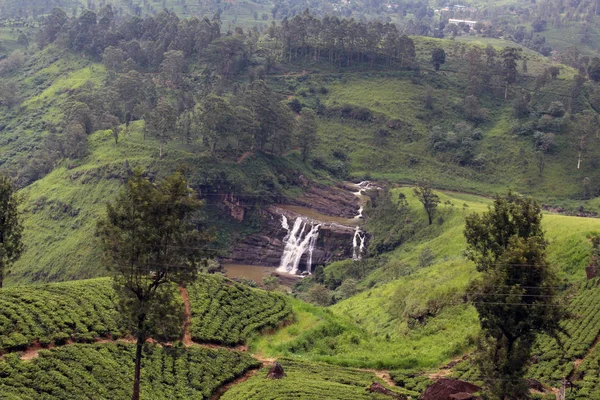 Mijając Wodospad Drodze Pociąg Widokowy Ella Podjęte Sri Lance Sierpień — Zdjęcie stockowe