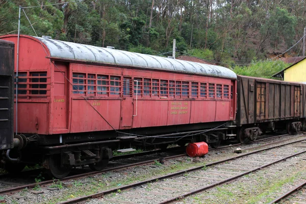 Der Rote Sri Lankische Zug Hält Auf Dem Weg Nach — Stockfoto