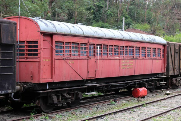 Der Rote Sri Lankische Zug Hält Auf Dem Weg Nach — Stockfoto