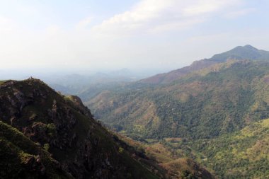 Küçük Adam'ın zirve Ella içinde Ella kaya görünümü. Sri Lanka'da Ağustos 2018 alınan.