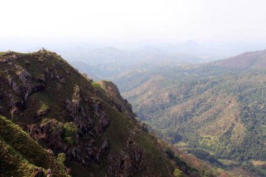 Küçük Adam'ın zirve Ella içinde Ella kaya görünümü. Sri Lanka'da Ağustos 2018 alınan.