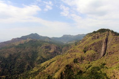 Küçük Adam'ın zirve Ella içinde Ella kaya görünümü. Sri Lanka'da Ağustos 2018 alınan.