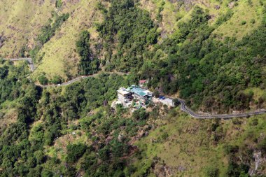 Yol ve tatil köyleri çevresinde Ella Ella küçük Adam'ın pik üzerinden haliyle Rock. Sri Lanka'da Ağustos 2018 alınan.