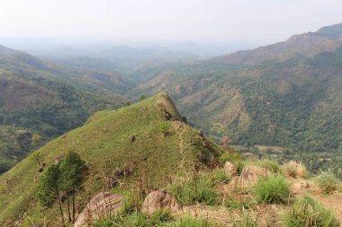 Küçük Adam'ın zirve Ella içinde Ella kaya görünümü. Sri Lanka'da Ağustos 2018 alınan.