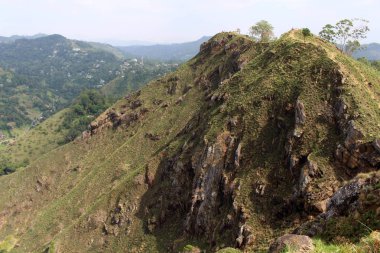 Küçük Adam'ın zirve Ella içinde Ella kaya görünümü. Sri Lanka'da Ağustos 2018 alınan.