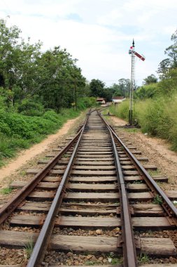 Giden veya Ella istasyonundan demiryolu üzerinde yürüme. Sri Lanka'da Ağustos 2018 alınan.