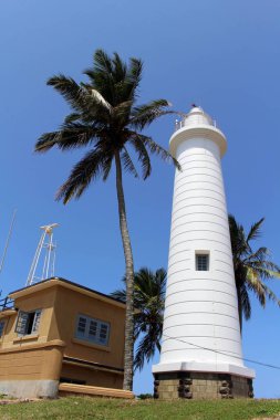 Beyaz deniz feneri Galle Fort kompleksinin içinde. Sri Lanka'da Ağustos 2018 alınan.