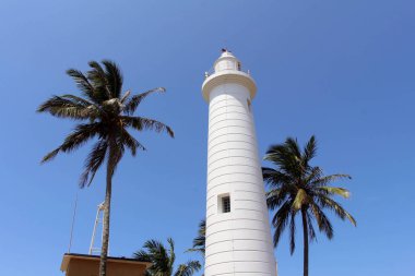 Beyaz deniz feneri Galle Fort kompleksinin içinde. Sri Lanka'da Ağustos 2018 alınan.