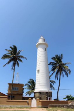 Beyaz deniz feneri Galle Fort kompleksinin içinde. Sri Lanka'da Ağustos 2018 alınan.