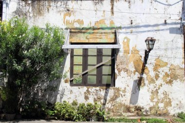Rustik ve engebeli pencere, kapı ve lambası Galle Fort karmaşık etrafında. Sri Lanka'da Ağustos 2018 alınan.