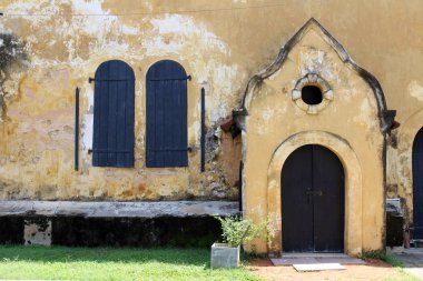 Rustik ve engebeli pencere, kapı ve lambası Galle Fort karmaşık etrafında. Sri Lanka'da Ağustos 2018 alınan.