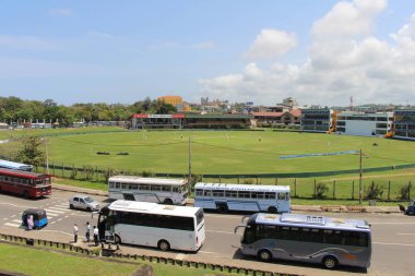 Yeşil kriket alanı veya stadium çevresinde Galle Fort. Sri Lanka'da Ağustos 2018 alınan.