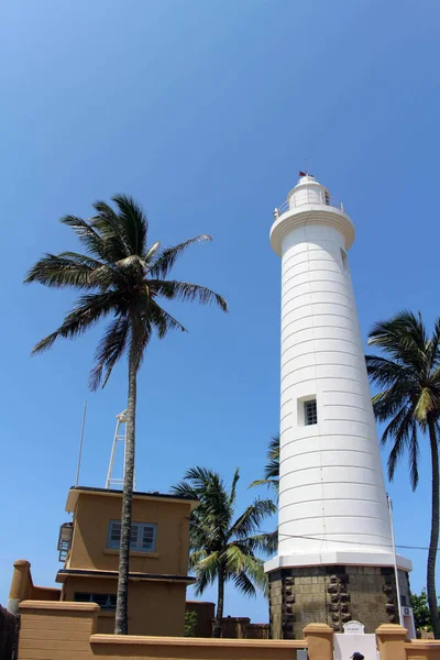 Beyaz deniz feneri Galle Fort kompleksinin içinde. Sri Lanka'da Ağustos 2018 alınan.