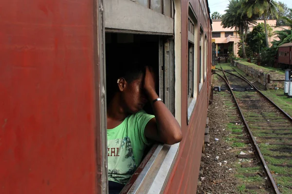 Местный Сингалец Выглядит Уставшим Поезде Галле Коломбо Снято Шри Ланке — стоковое фото