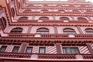 İlginç mimarisi, kırmızı Cami Cami-ül-Alfar Colombo içinde. Sri Lanka'da Ağustos 2018 alınan.