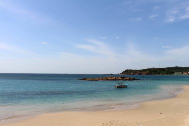 Tekneler Trincomalee Flamanca koyu sakin denizde astar. Sri Lanka'da Ağustos 2018 alınan.