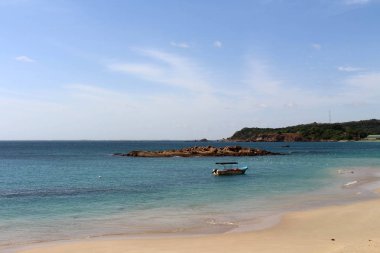 Tekneler Trincomalee Flamanca koyu sakin denizde astar. Sri Lanka'da Ağustos 2018 alınan.