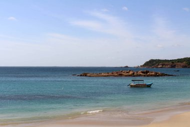 Tekneler Trincomalee Flamanca koyu sakin denizde astar. Sri Lanka'da Ağustos 2018 alınan.