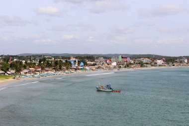 Tekneler Trincomalee Flamanca koyu sakin denizde astar. Sri Lanka'da Ağustos 2018 alınan.