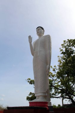 Gokanna Rajamaha Viharaya Fort Frederick Trincomalee içinde etrafında Buda heykeli. Sri Lanka'da Ağustos 2018 alınan.