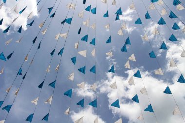 St Mary's Trincomalee Katedrali, benimseyen dua bayrakları Tibet'te severim. Sri Lanka'da Ağustos 2018 alınan.