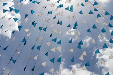 St Mary's Trincomalee Katedrali, benimseyen dua bayrakları Tibet'te severim. Sri Lanka'da Ağustos 2018 alınan.