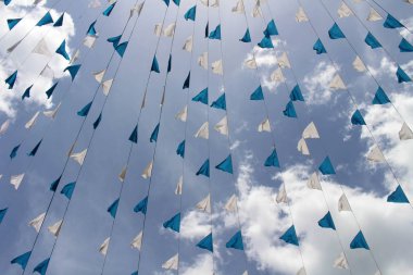 St Mary's Trincomalee Katedrali, benimseyen dua bayrakları Tibet'te severim. Sri Lanka'da Ağustos 2018 alınan.