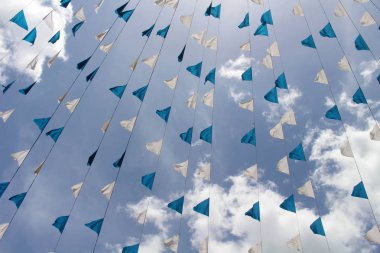 St Mary's Trincomalee Katedrali, benimseyen dua bayrakları Tibet'te severim. Sri Lanka'da Ağustos 2018 alınan.