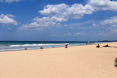 Trincomalee Nilaveli beyaz kum plaj sahil. Sri Lanka'da Ağustos 2018 alınan.