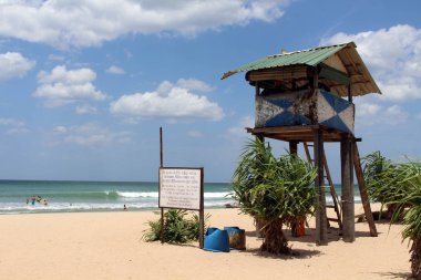 Cankurtaran kulübe Trincomalee Nilaveli plaj. Sri Lanka'da Ağustos 2018 alınan.