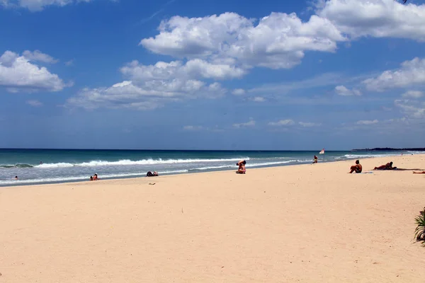 Trincomalee Nilaveli beyaz kum plaj sahil. Sri Lanka'da Ağustos 2018 alınan.