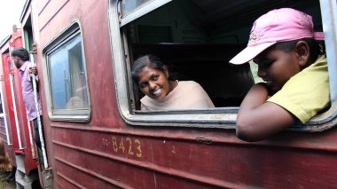 Yöre halkı, Ella yol boyunca geçmek için tren bekliyor. Sri Lanka'da Ağustos 2018 alınan.